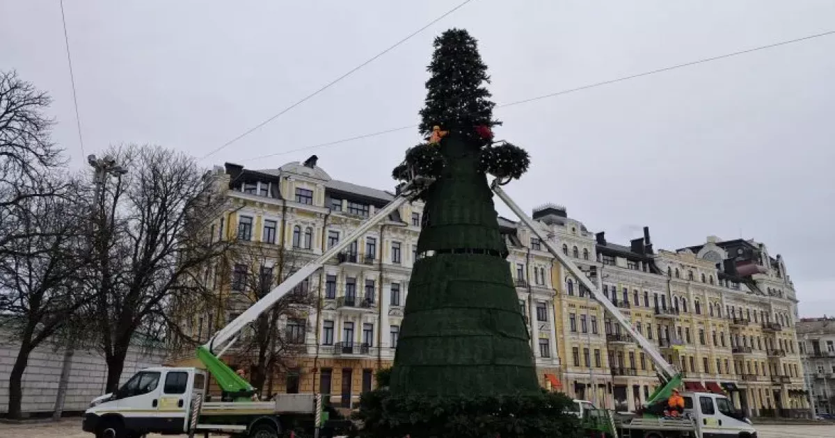 Головна ялинка країни вже на місці: Софійська площа готується до свят