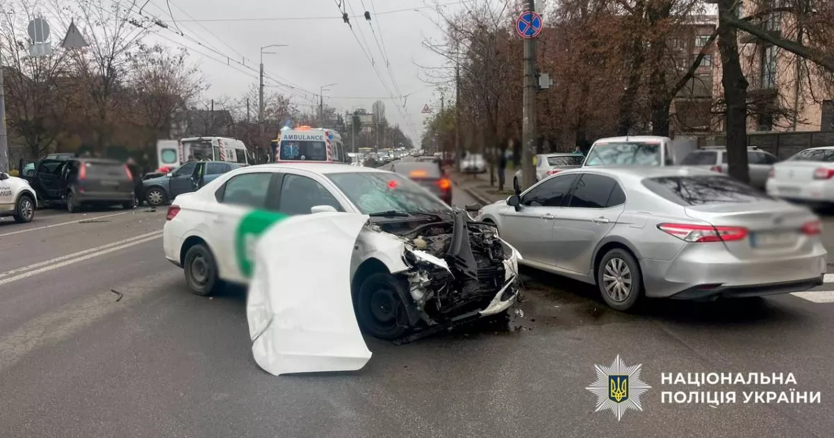 Потрійна ДТП у Києві на Щербаківського: двох постраждалих забрала «швидка»