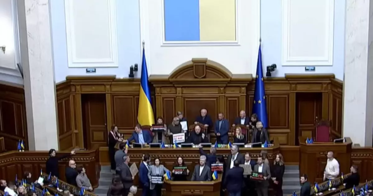 Київ: «Євросолідарність» заблокувала трибуну Ради — Порошенко вимагає відставки уряду