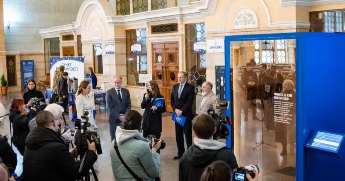 Виставка на вокзалі Києва показує реальні сценарії торгівлі людьми: як розпізнати небезпеку