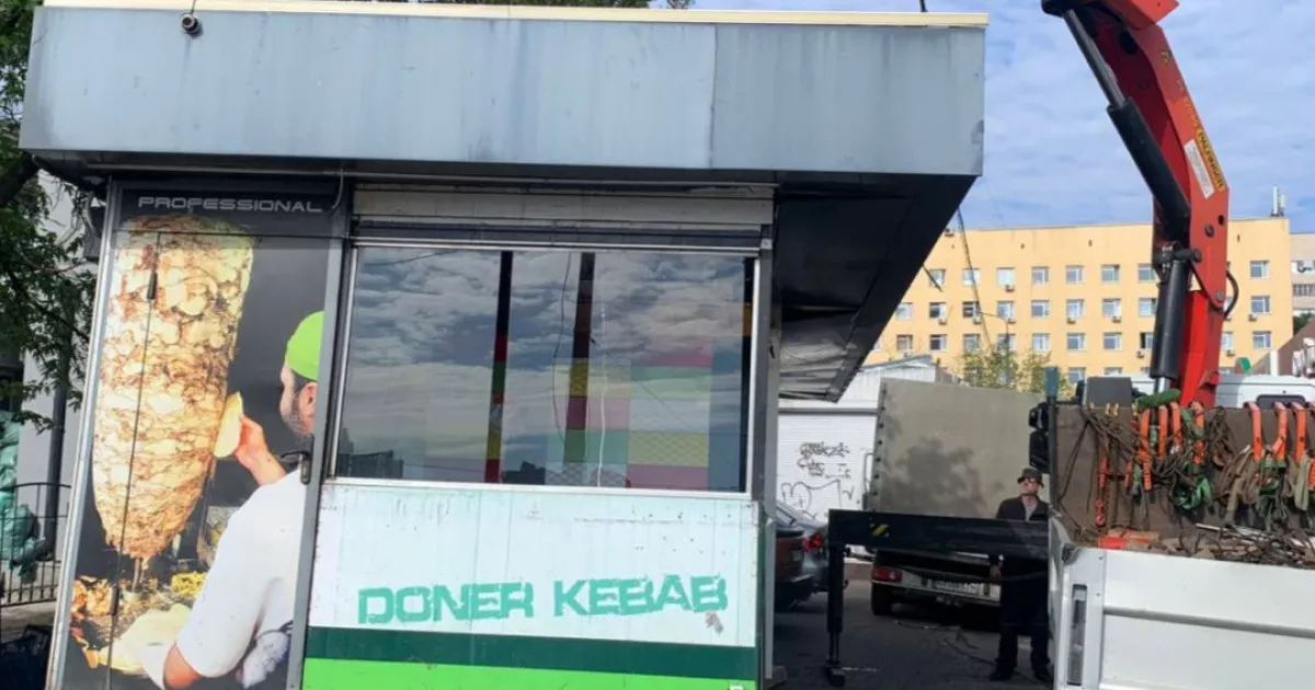 Київ. Знесення МАФів на Зодчих супроводжувалося спротивом місцевих і викликом поліції