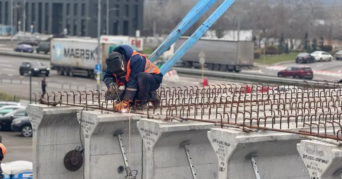 У Києві оновлюють шляхопровід біля «Осокорків»: завершено ключовий етап ремонту