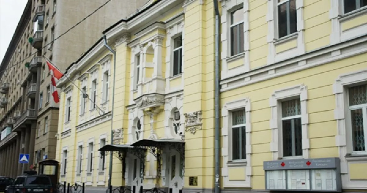 Безоплатні паркомісця для Посольства Канади: у центрі Києва облаштують 12 місць