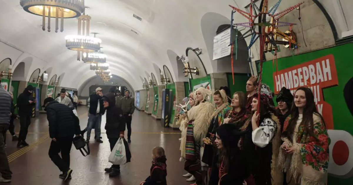 Вертепи у підземці: кияни почали колядувати просто в метро
