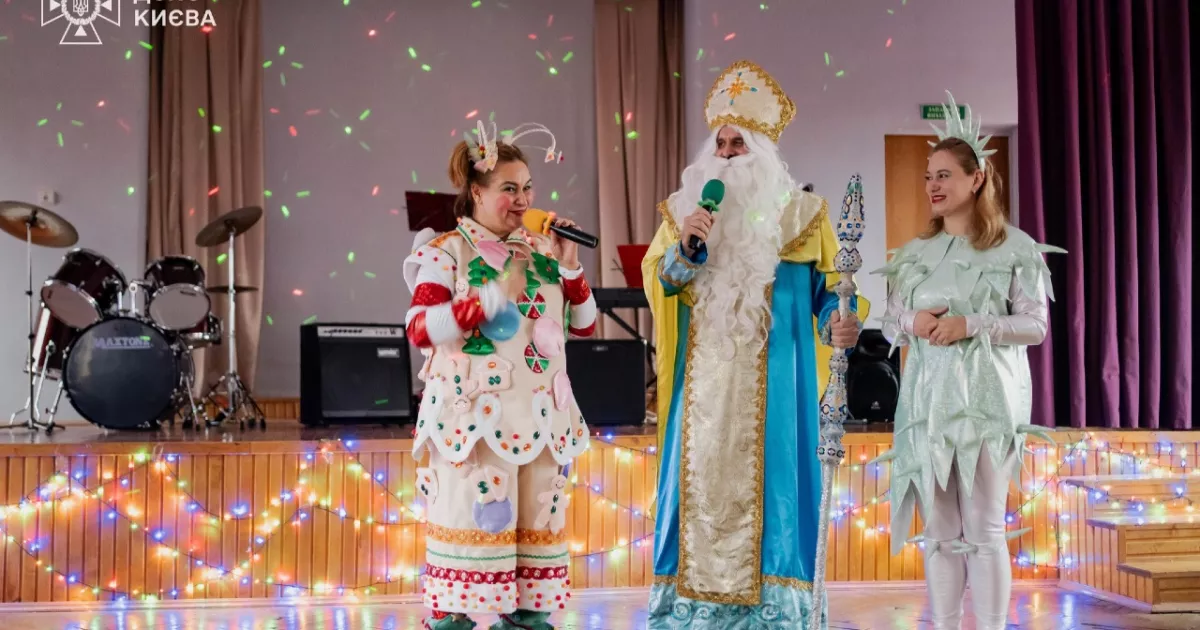 У Києві рятувальники підтримали дітей, які втратили дім через війну, — свято до Дня Миколая