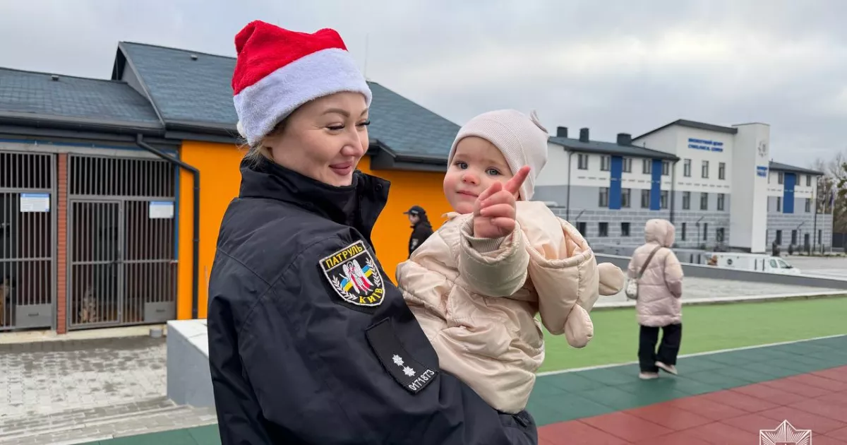 Київські патрульні підтримали дітей колег: реабілітація, екскурсія і море вражень