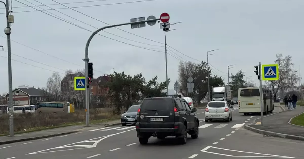 Київ встановив два інклюзивні світлофорні об’єкти: працюють навіть під час блекаутів