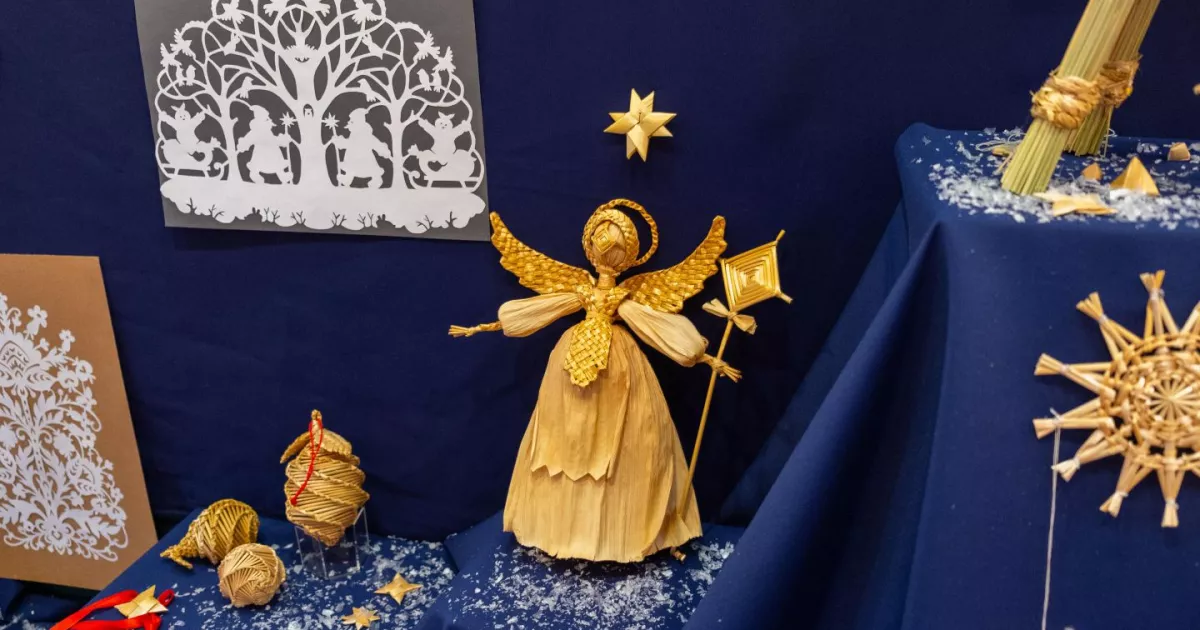 Папір як герой свята: у Києві показують ялинку з handmade-іграшками