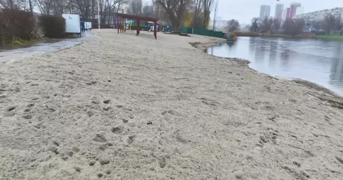 У Києві почали відновлювати пляжі: на «Райдугу» завезли 432 тонни піску
