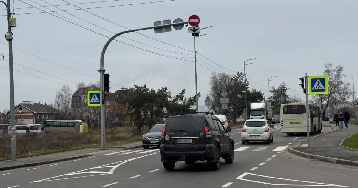 У Києві з’явилися два нові світлофорні об’єкти: безбар’єрні, з резервним живленням і велопереїздом