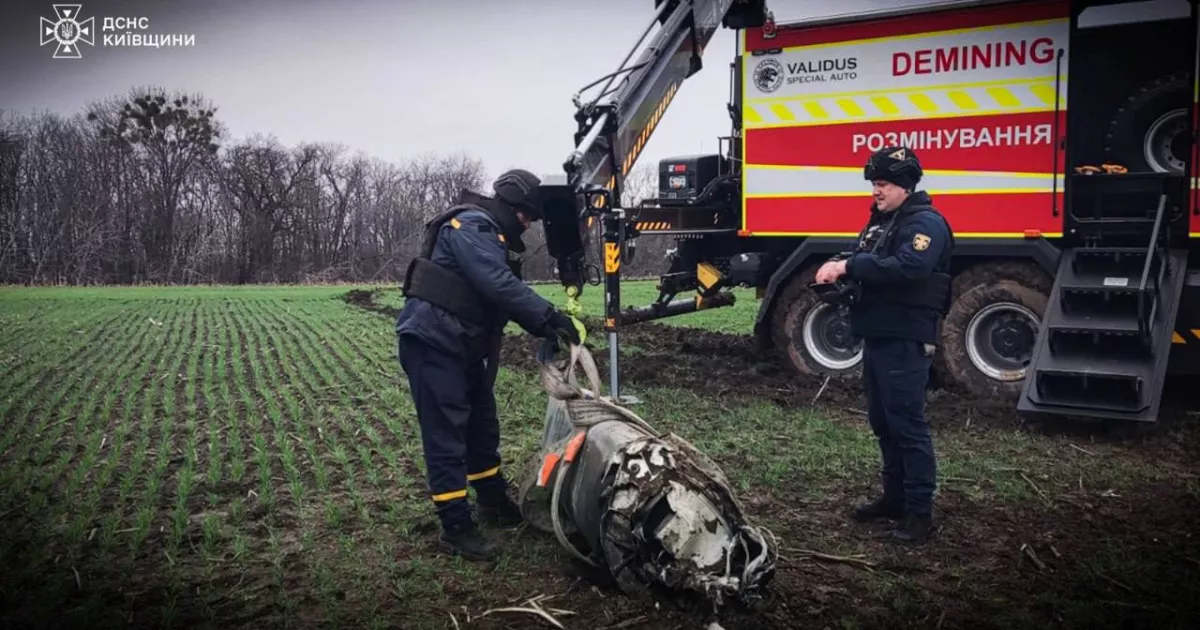 На Київщині знайшли уламки ракети Х-101 із бойовою частиною: піротехніки знешкодили