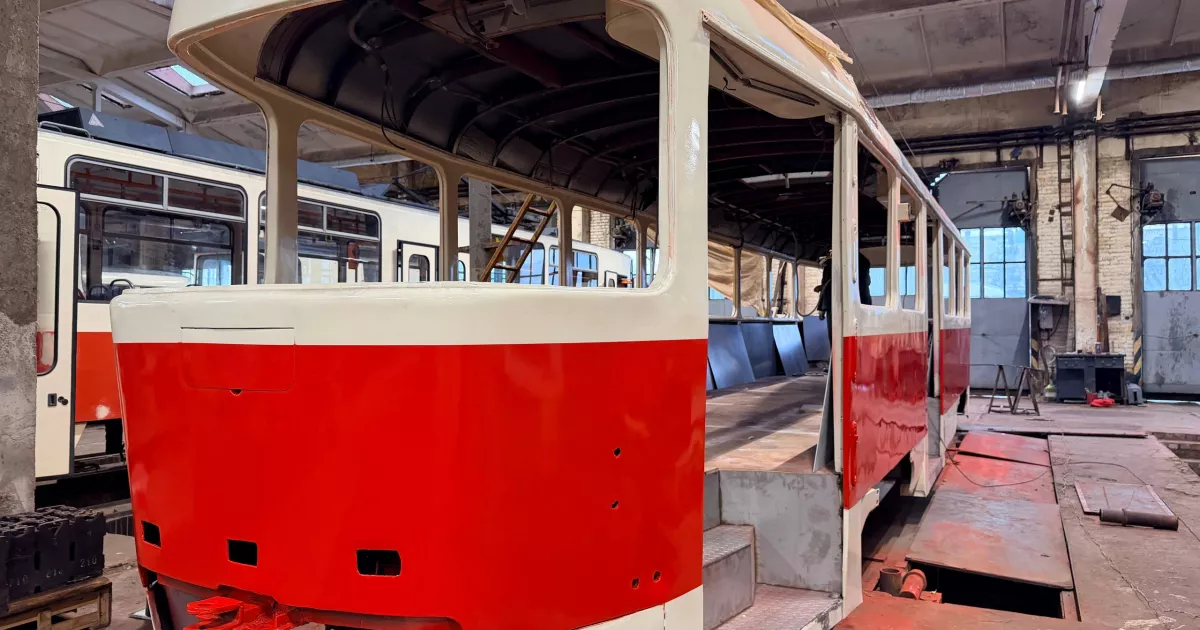 У Києві відновлюють легендарні Tatra T3: п’ятий вагон вже на фінішній прямій