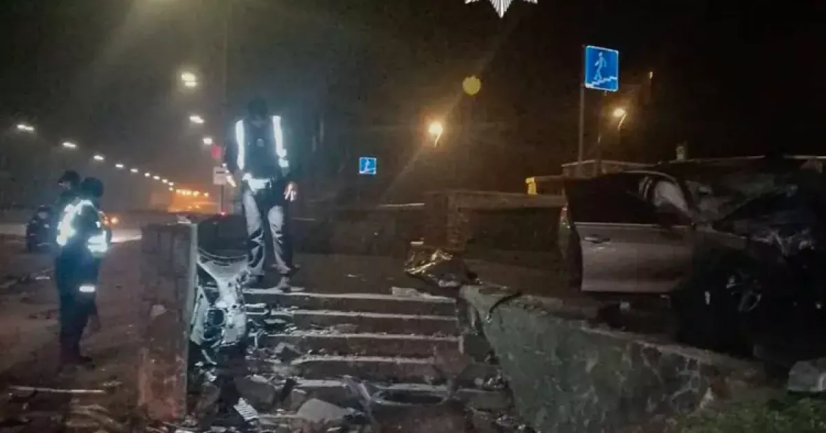 Смертельна аварія на Набережному шосе: 18-річний водій BMW загинув, троє пасажирів у лікарні