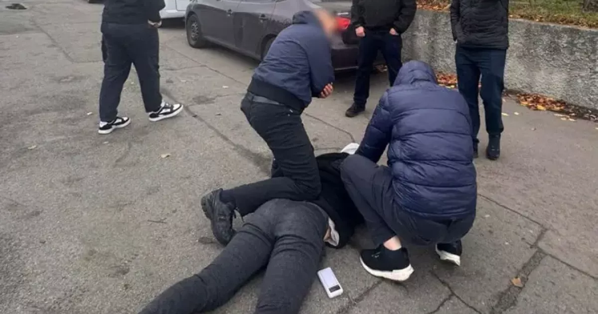 У Києві затримали зрадника, який “зливав” ворогу координати військових частин і ТЕЦ
