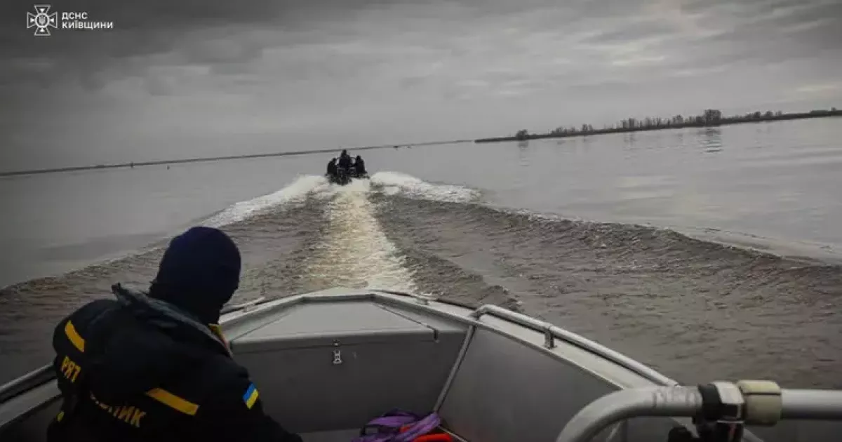 На Київському водосховищі розгорнули пошуки чоловіка, що зник під час риболовлі