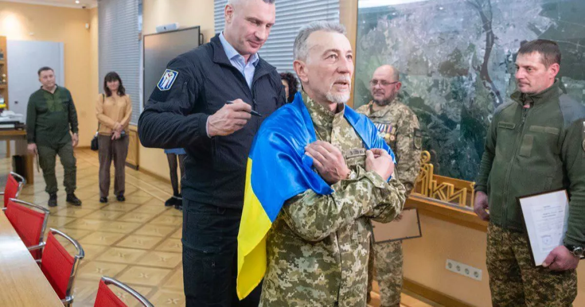 Кличко передав ветеранам ще 10 квартир: один боєць чекав житло з 1994 року
