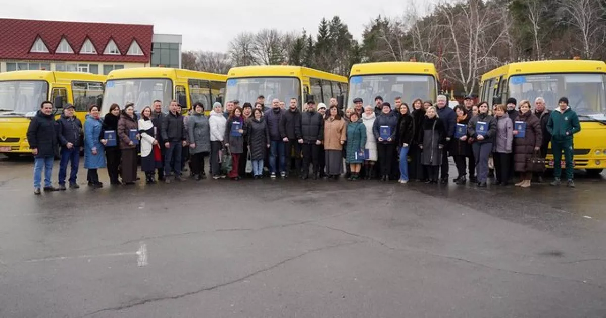Громади Київщини отримали ще 12 шкільних автобусів: завершено програму на 2025 рік