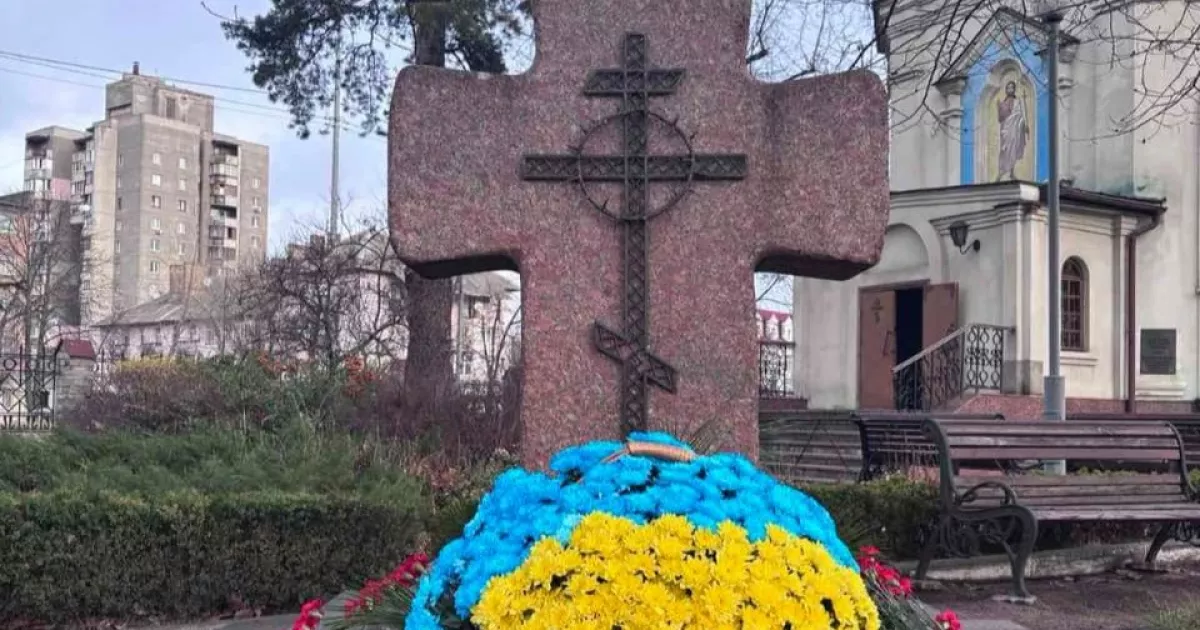 Мужність, що врятувала світ: у Києві поклали квіти до меморіалів Героїв Чорнобиля