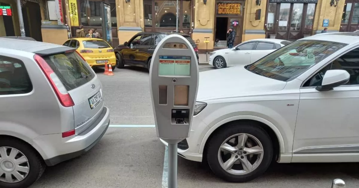 «Золоті ключі» від болардів: біля Бессарабки викрили нелегальну парковку для обраних