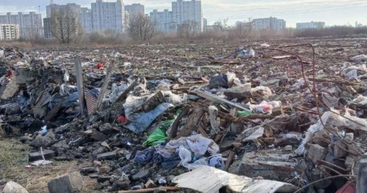 Під Києвом виявили нелегальне захоронення відходів: водій Volvo втік із місця порушення