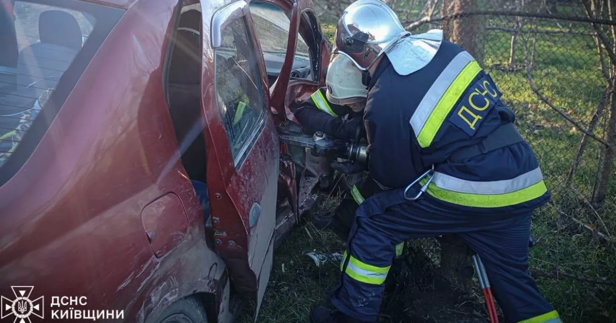 На Київщині зіштовхнулися два авто: пасажирку довелося вирізати з салону