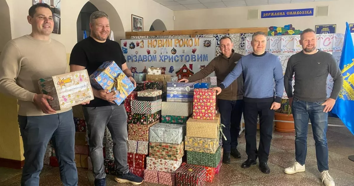 Німецькі школярі передали київським дітям понад 2000 різдвяних подарунків