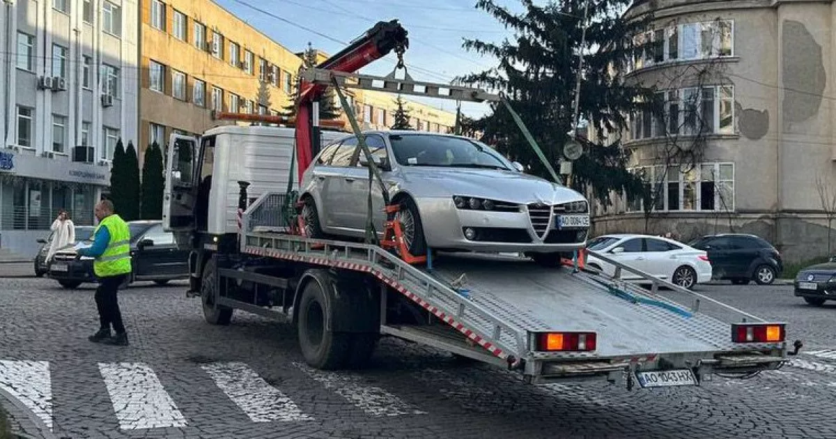 Залишили авто — зупинили трамваї: на Подолі масово евакуювали порушників