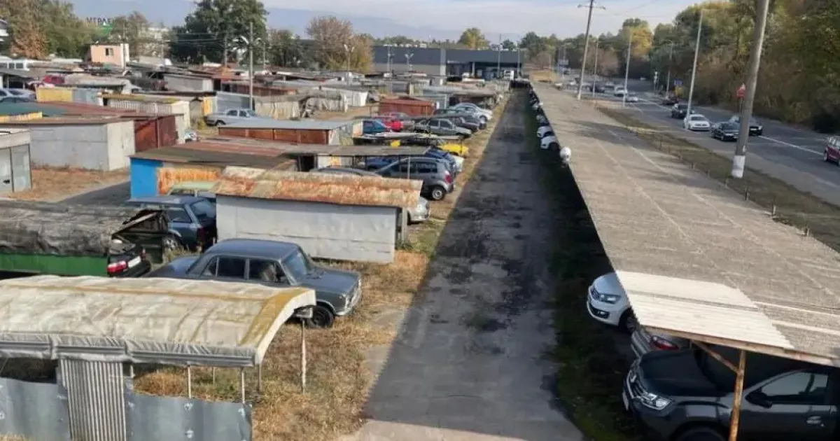 Суд зобов’язав кооперативи повернути громаді землю під автостоянками на Попудренка