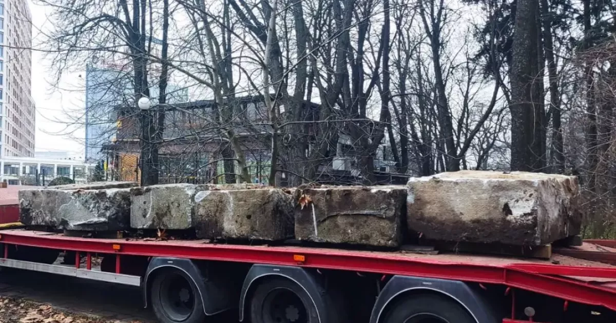 Київ очищують від радянської спадщини: у місті демонтували залишки постаментів