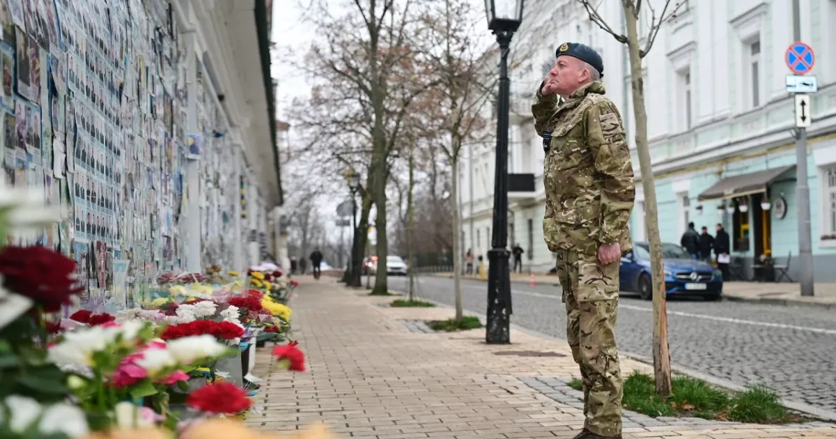 Біля Стіни Пам’яті у Києві: високопосадовець Британії віддав шану полеглим воїнам