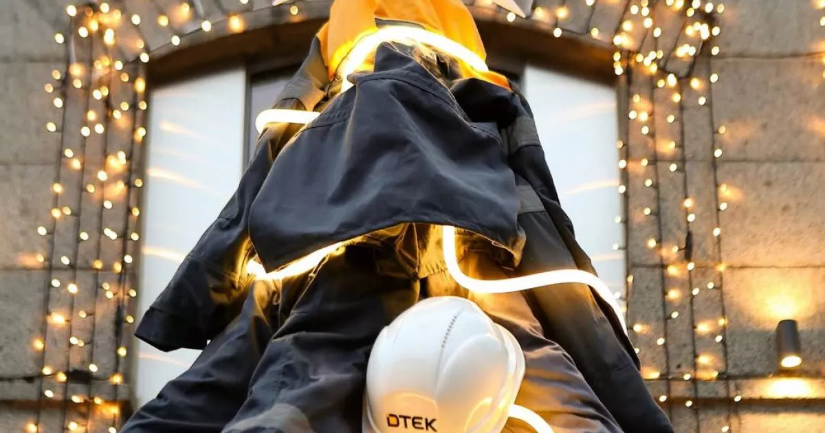 Світло, яке тримається на людях: у Києві встановили особливу різдвяну ялинку