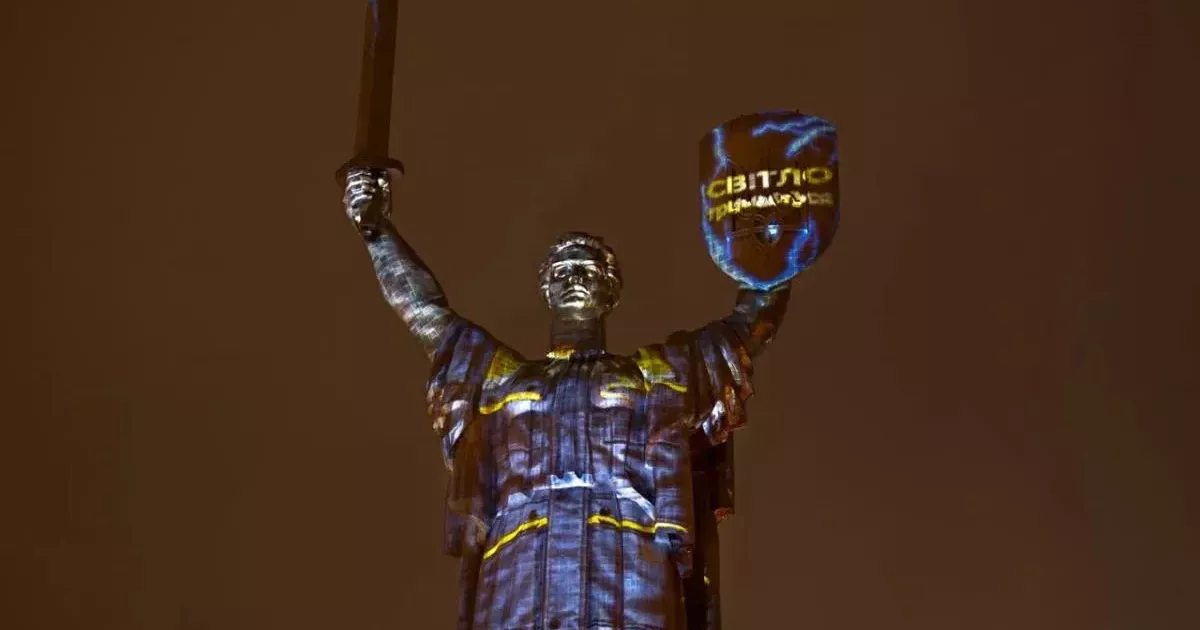 Символ подяки: у столиці вшанували енергетиків світловою інсталяцією