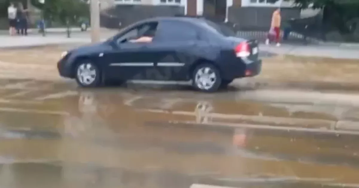 Хронічна аварія: у Києві знову прорвало водопровід на тому ж місці