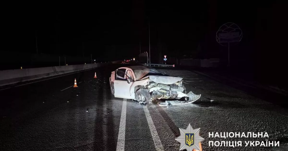 На Обухівщині водій Acura врізався у бетонний відбійник: двоє людей у лікарні