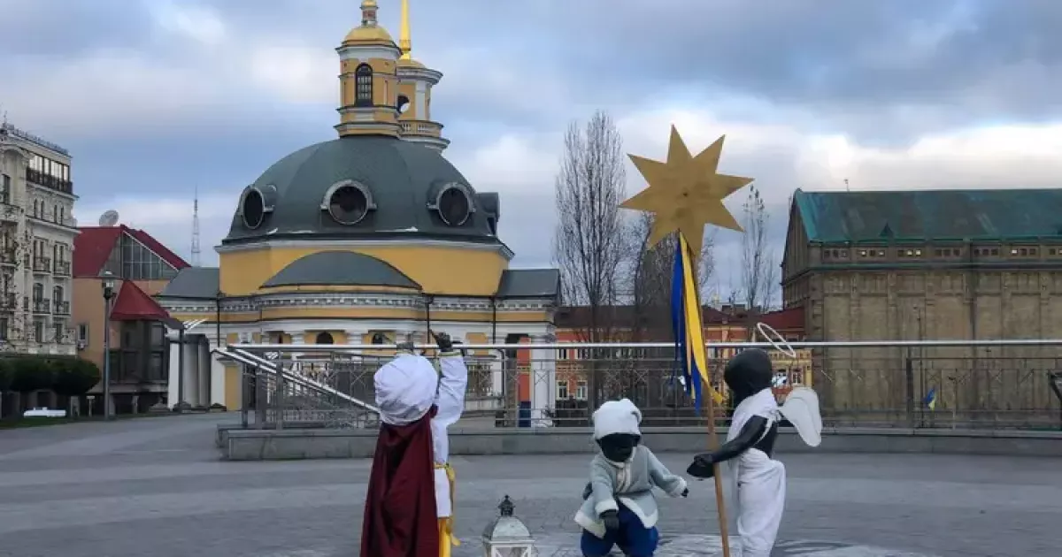 Різдвяна традиція Подолу: скульптури малюків-засновників отримали нові образи