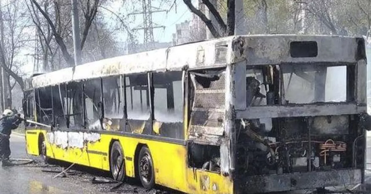 Автобус спалахнув за лічені хвилини: пожежа біля метро «Дорогожичі»