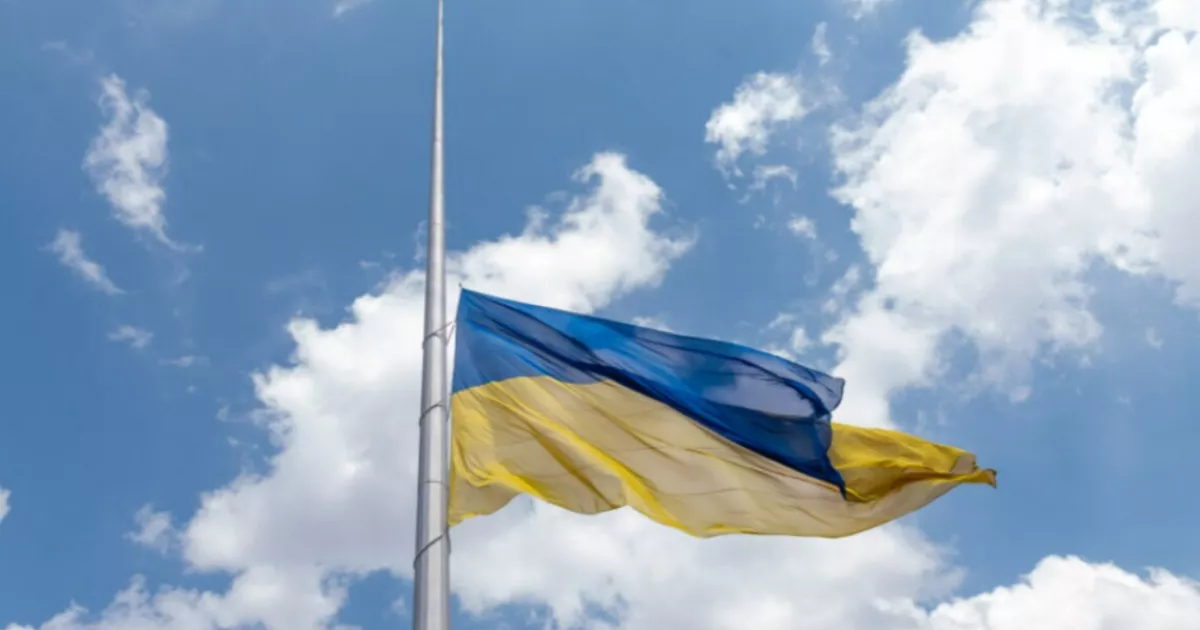 Через сильний вітер: у столиці опустять найбільший прапор України