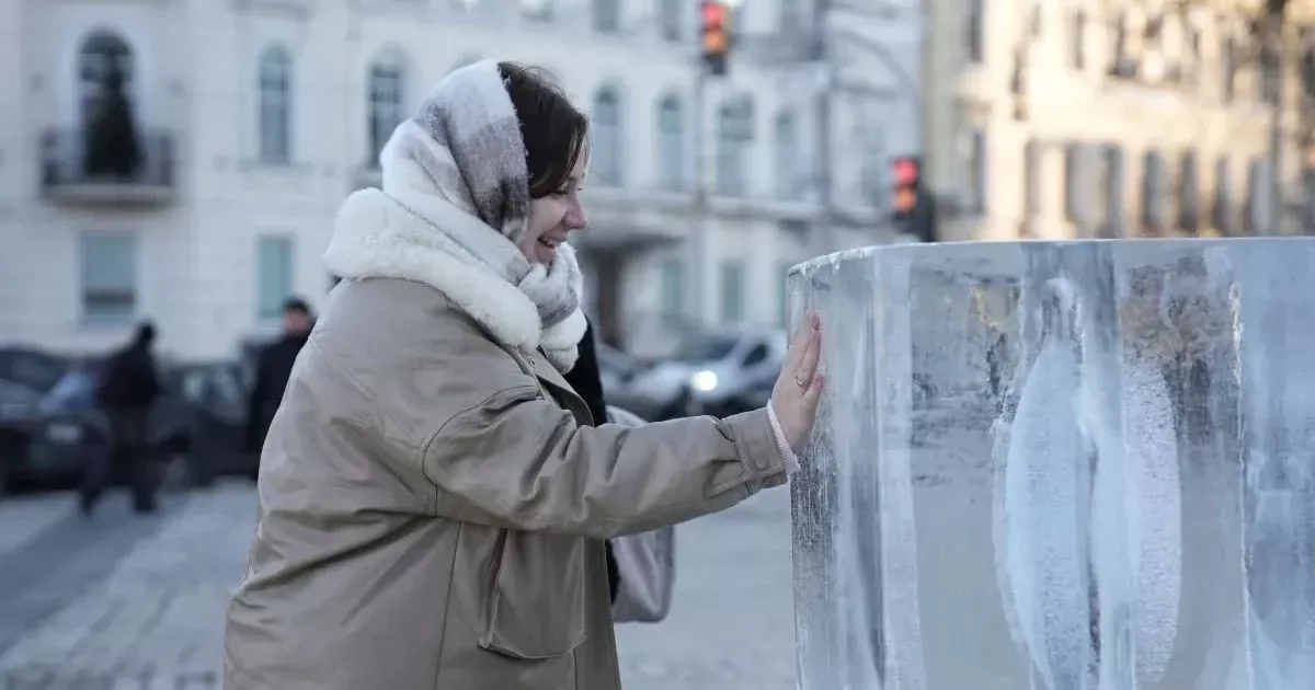 Серце у крижаній брилі: у центрі Києва відкрили різдвяний арт-об’єкт всередині звучить пісня про військових