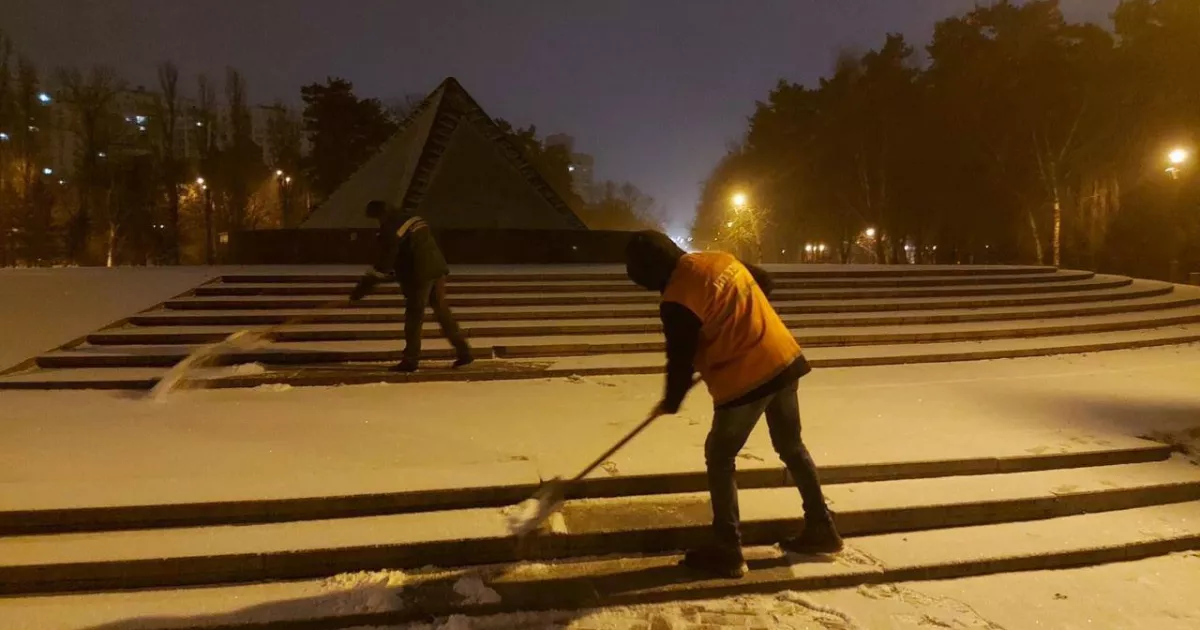 З ночі на вулицях: у Києві працює снігоприбиральна спецтехніка