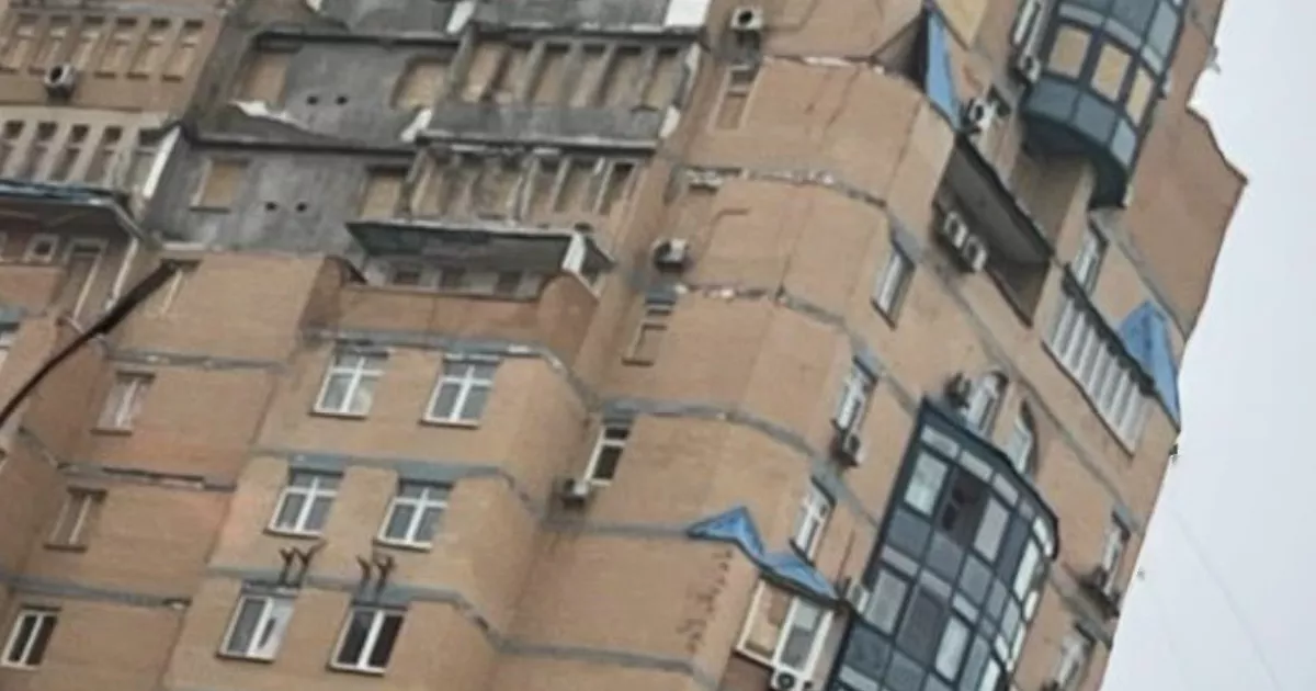 У Києві мешканці будинку на Палладіна вже півтора місяця живуть без опалення та води після удару дрона