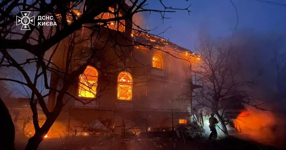 У Києві в Дарницькому районі горять багатоповерхівка та приватні будинки: що відомо