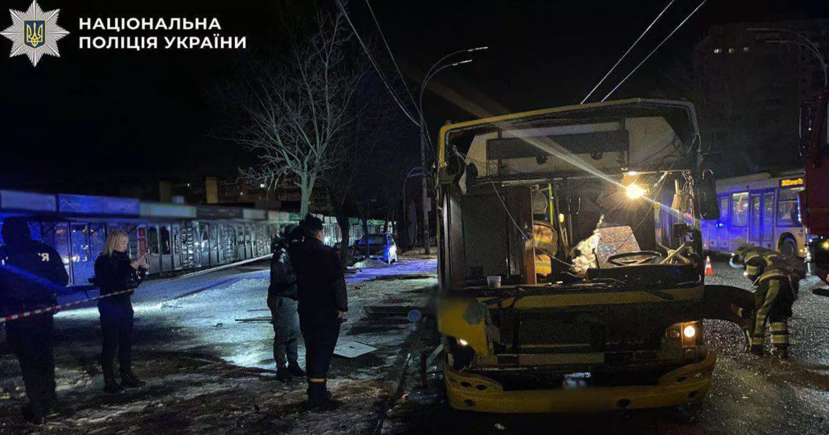Гучний вибух на Виноградарі: у Києві пошкоджено автобус, без жертв