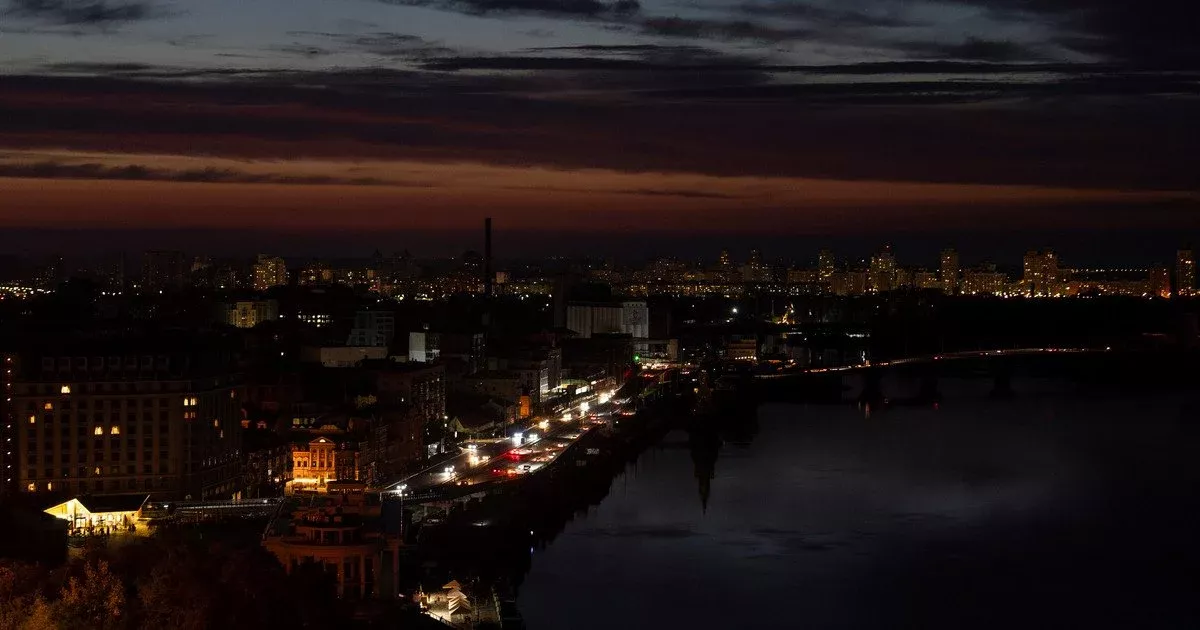 Атака по столиці: третина Києва залишилась без тепла, тисячі домівок — без світла