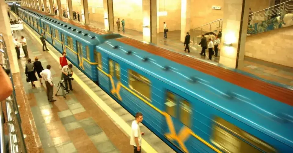 Рух відновлено: у Києві поїзди знову курсують по всій «червоній» лінії метро