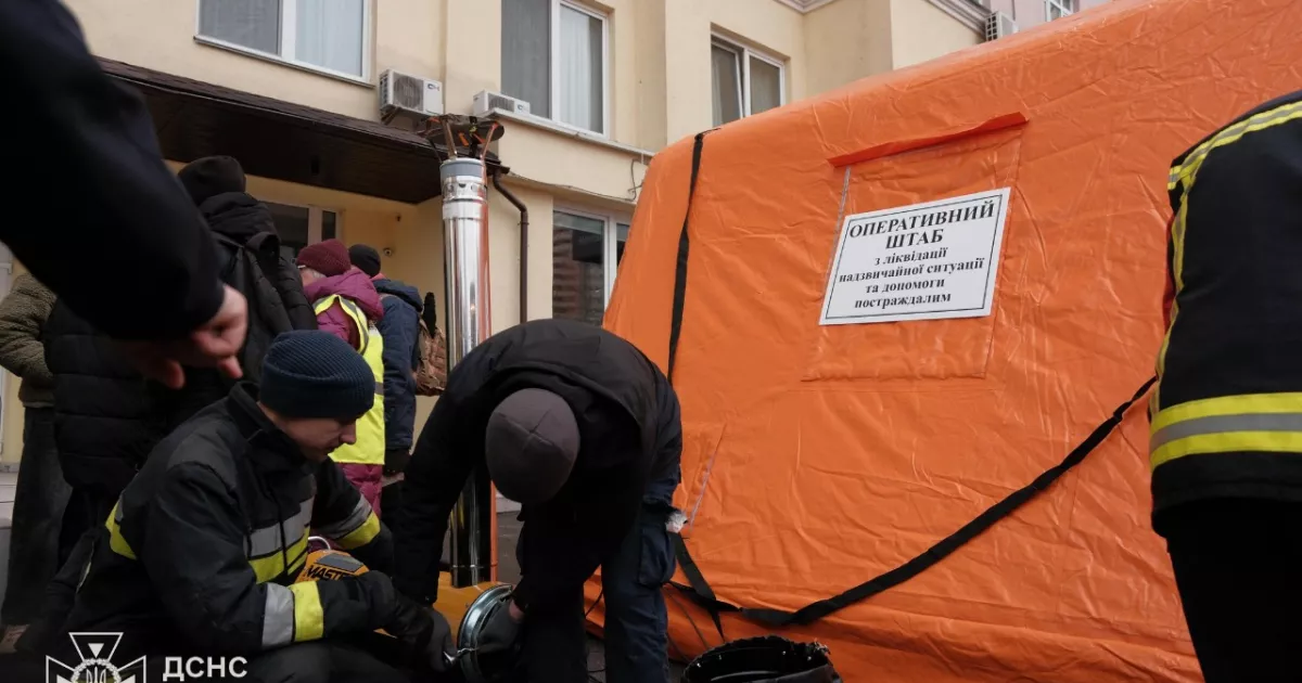 Київ у рятувальному режимі: ДСНС ліквідовує наслідки атаки в трьох районах