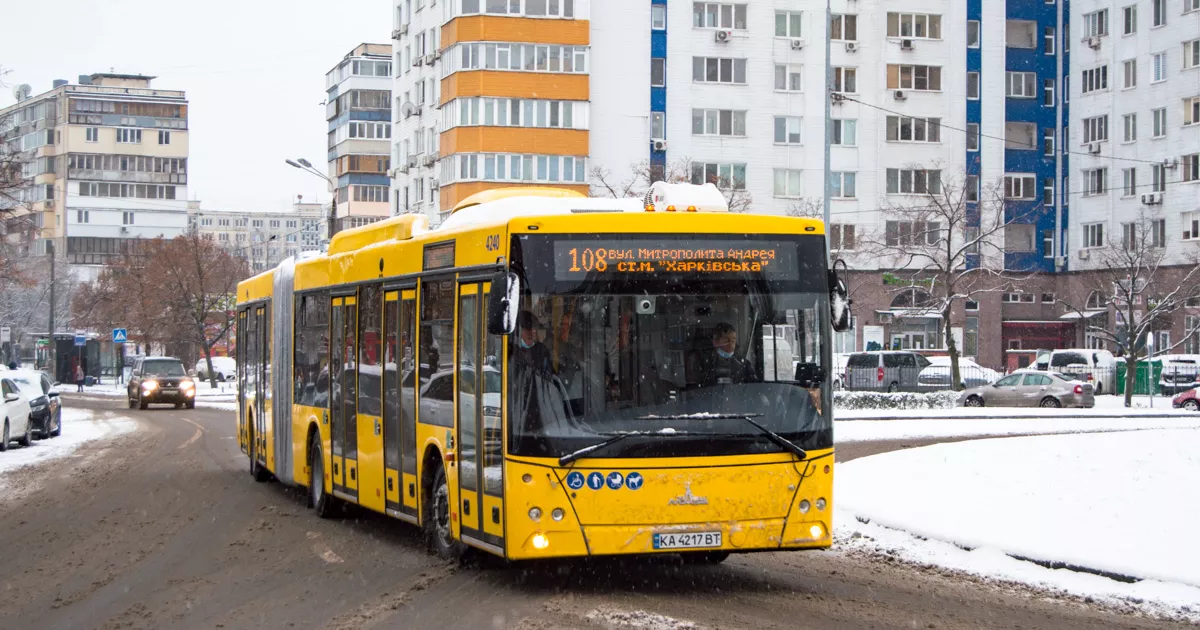 Через відключення світла Київ змінює роботу транспорту: трамваї й тролейбуси замінили автобусами