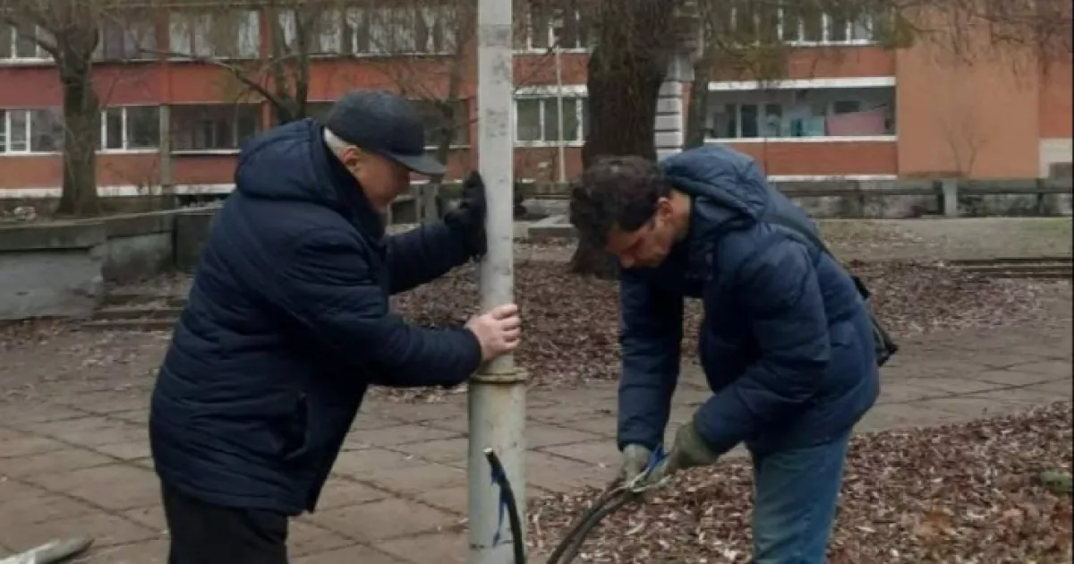 У Славутичі триває плановий ремонт освітлення в Ризькому кварталі