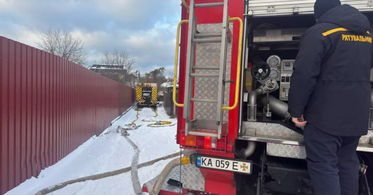 Пожежа у Києві на Стеценка: рятувальники гасили вогонь без гідранта