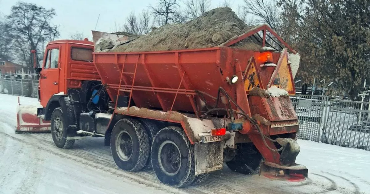 Зима бере своє: на Київщині активізували обробку доріг через мороз і сніг