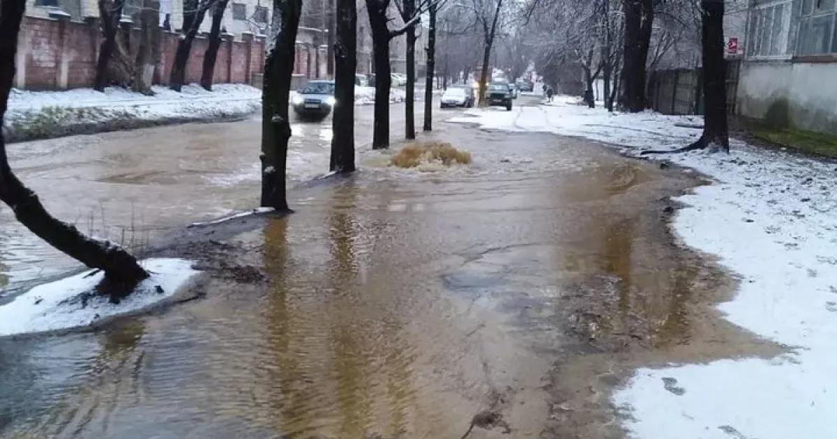 Прорив водопроводу в Києві: біля метро «Деміївська» вода заливає дорогу